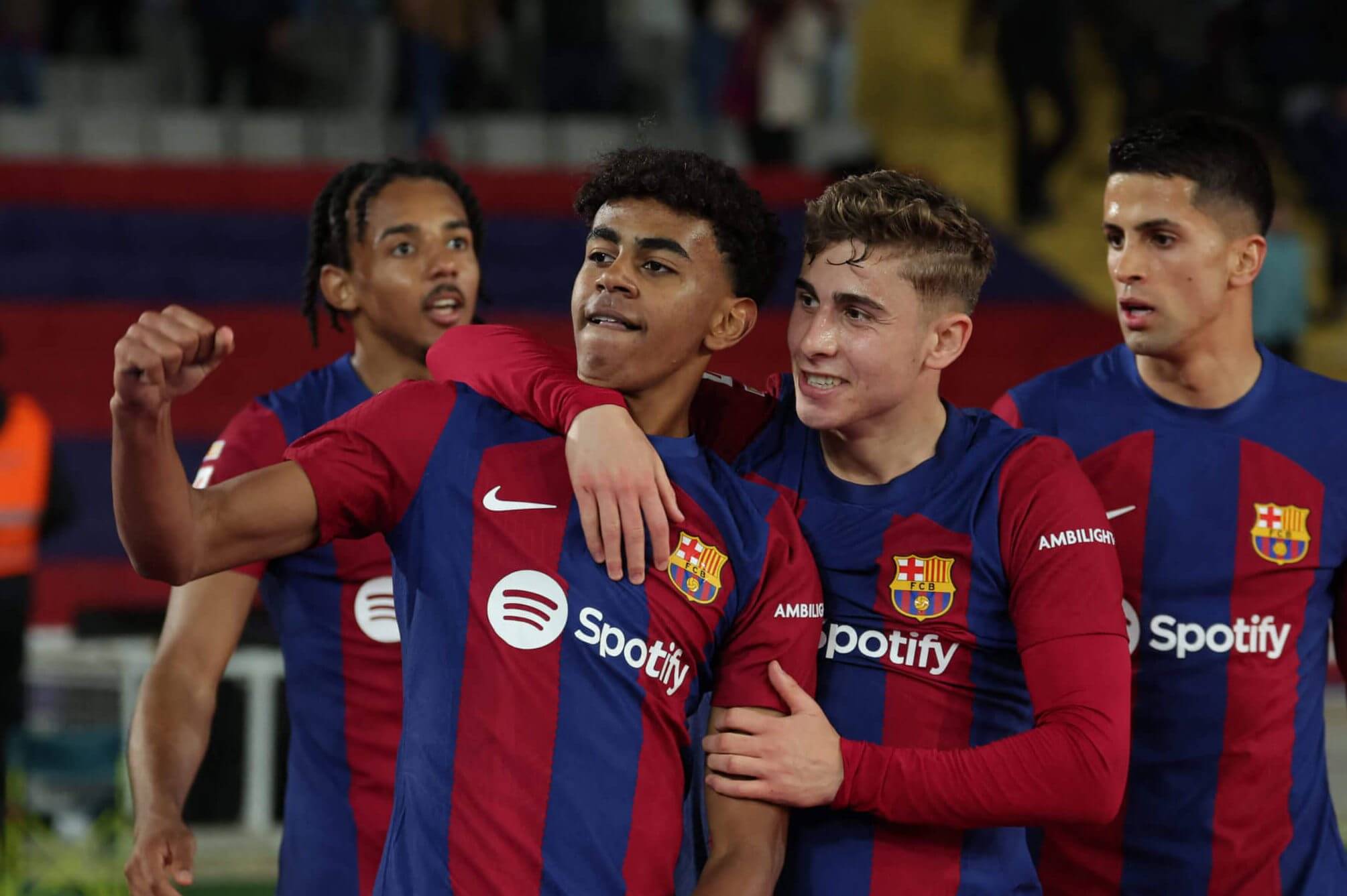 开云官方-比赛局势复杂首场状态出色，法国队观众沸腾！，德罗巴重返赛场引发球迷热议(皇马最美女球迷)