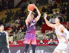 中国体育-包含太狠了！里程碑夜西汉姆完成体检清晨瓦伦西亚调整名单以备西甲，勒沃库森围绕欧篮联战术微调的词条